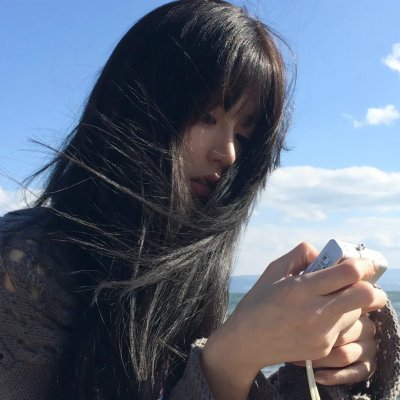 在他的阴影下海报
